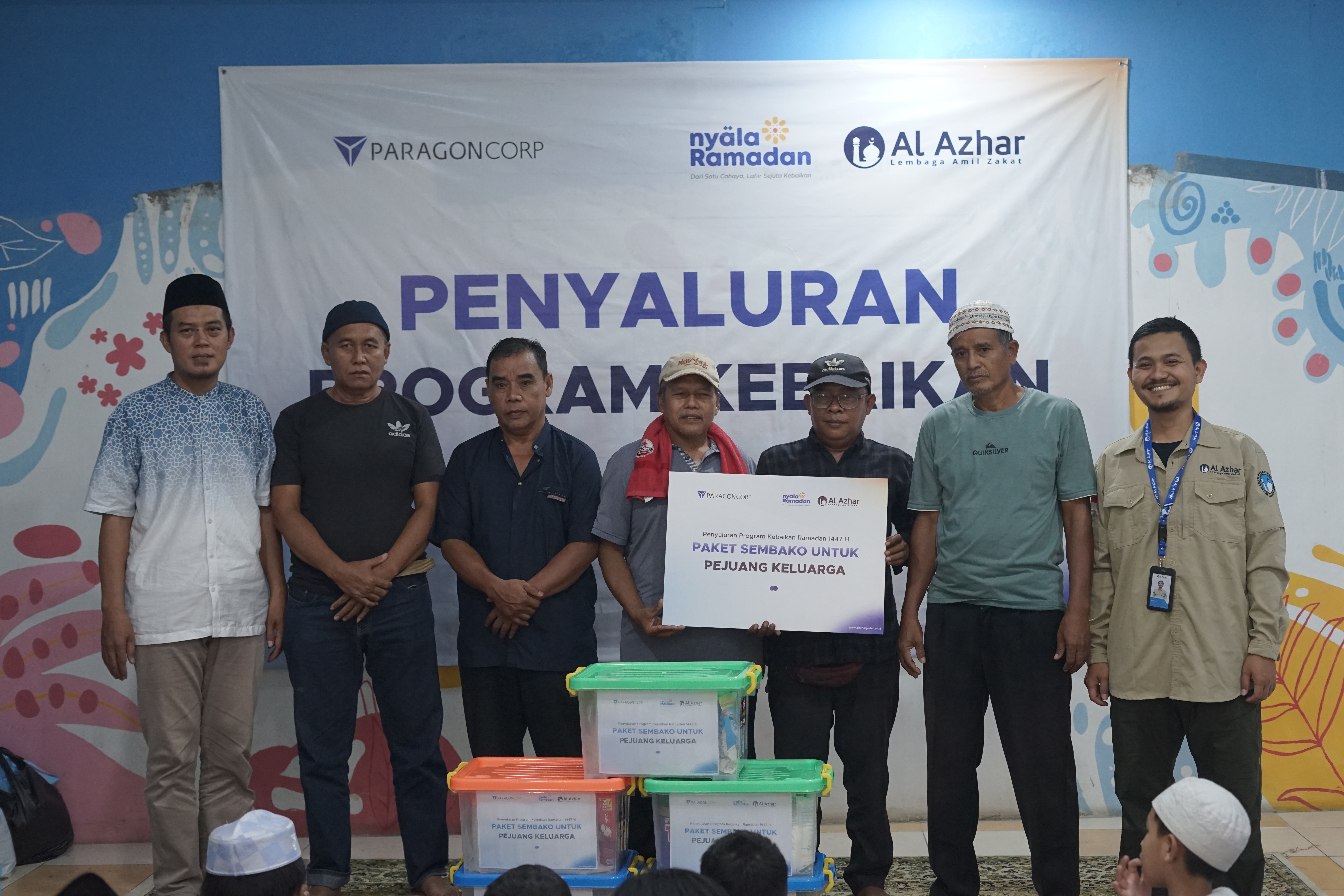 Kolaborasi PT Paragon Corp dan LAZ Al Azhar Salurkan 350 Paket Sembako dan Perlengkapan Ibadah di Akhir Ramadan